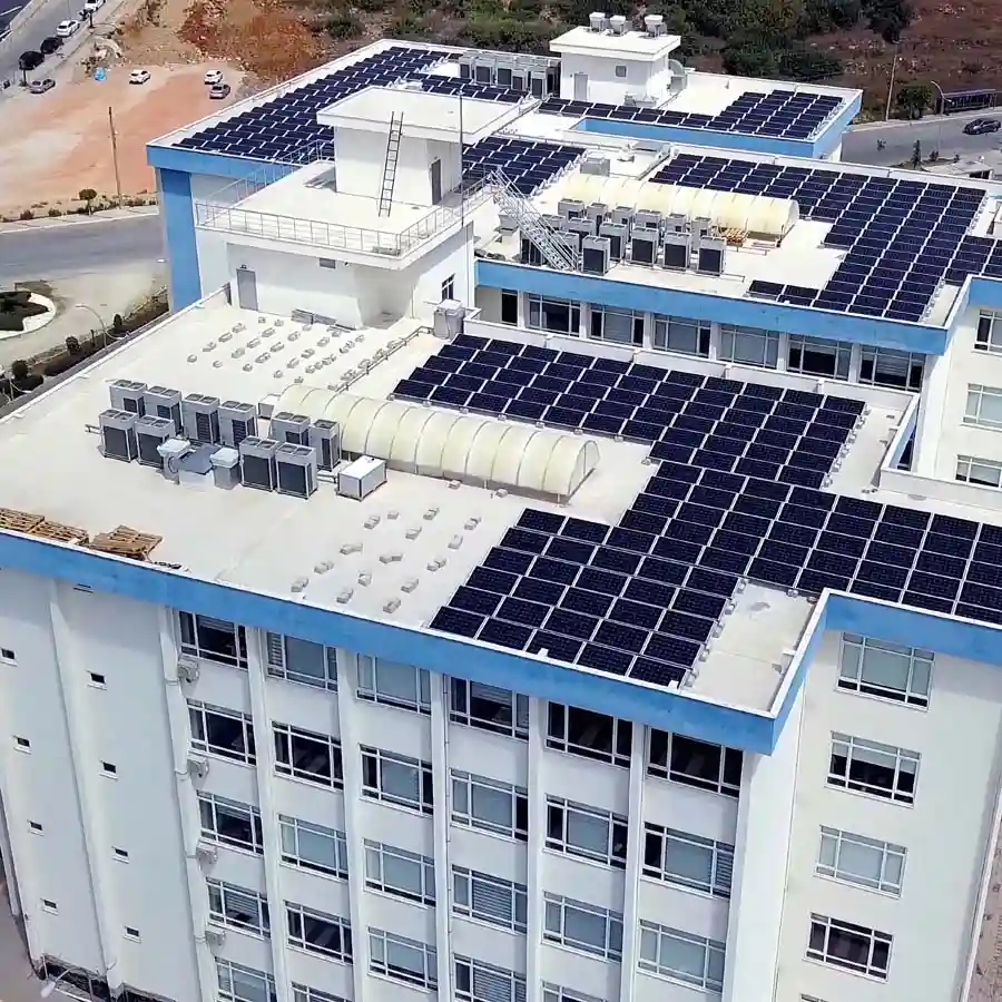 Beyaz ofis binasının çatı üstü solar panelleri